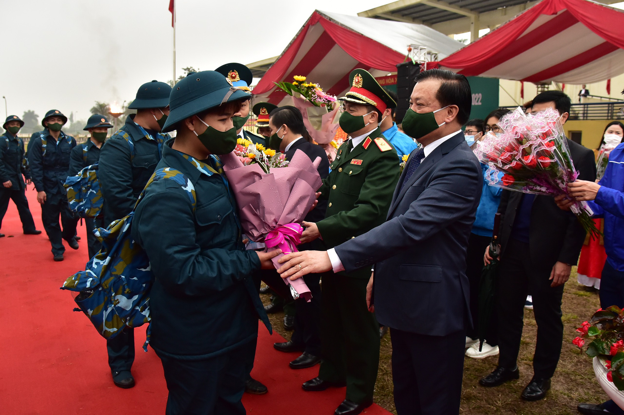 Bí thư Thành ủy Hà Nội Đinh Tiến Dũng tặng hoa, động viên các tân binh trong ngày hội tòng quân - Ảnh 4.