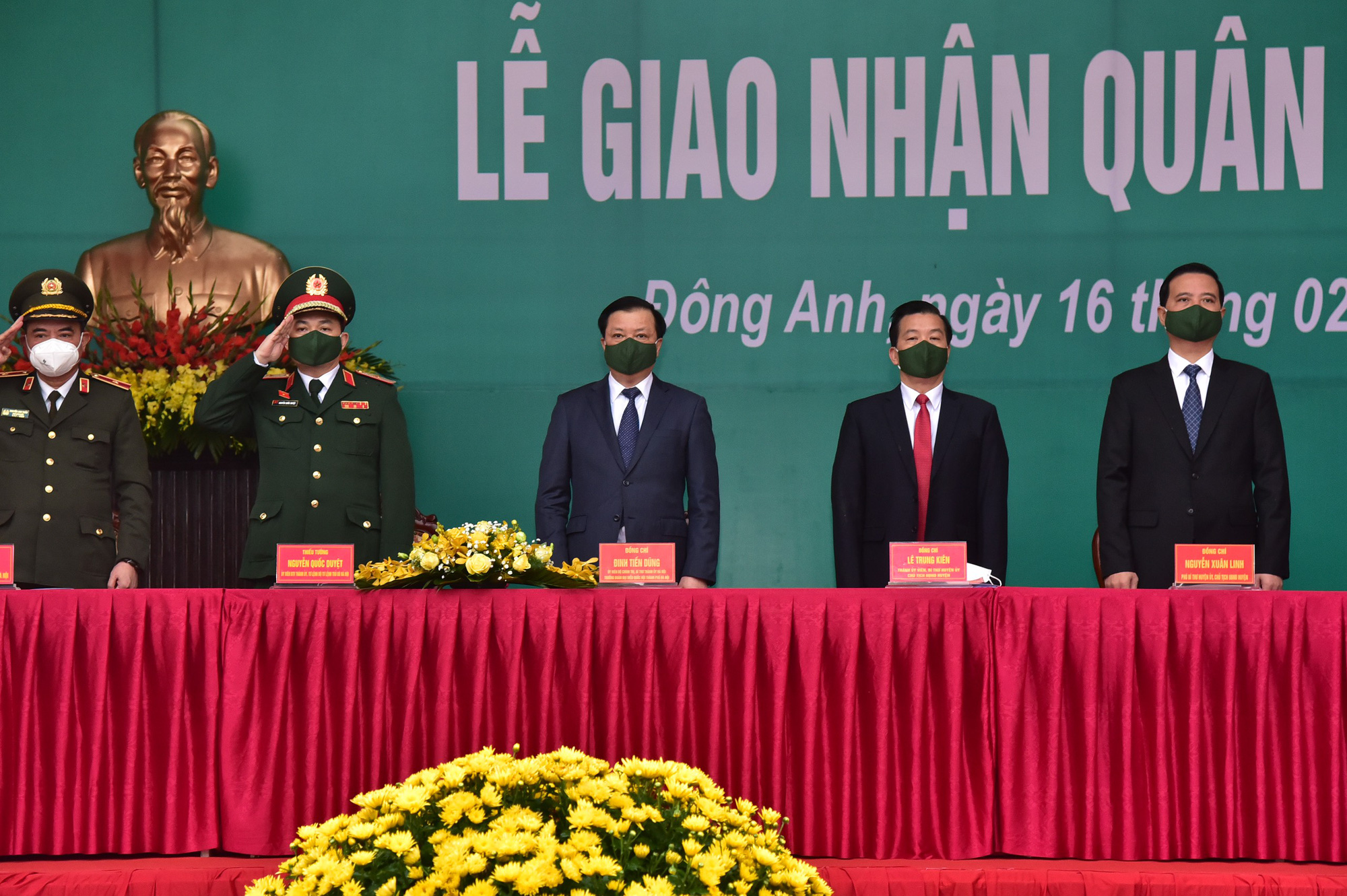 Bí thư Thành ủy Hà Nội Đinh Tiến Dũng tặng hoa, động viên các tân binh trong ngày hội tòng quân - Ảnh 3.