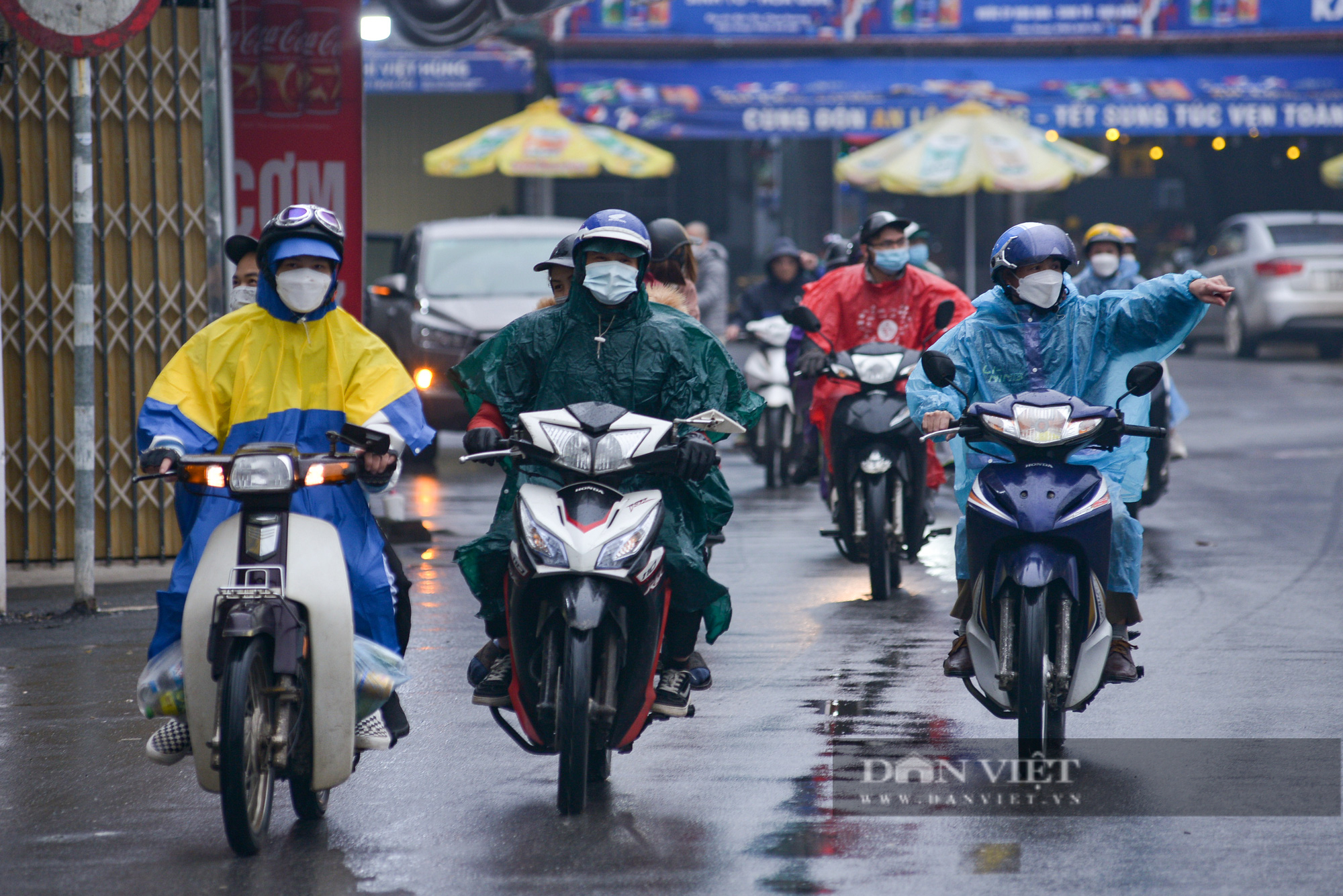 Người dân dậy sớm, đội mưa đi lễ chùa Hương trong ngày chính thức mở cửa - Ảnh 2.