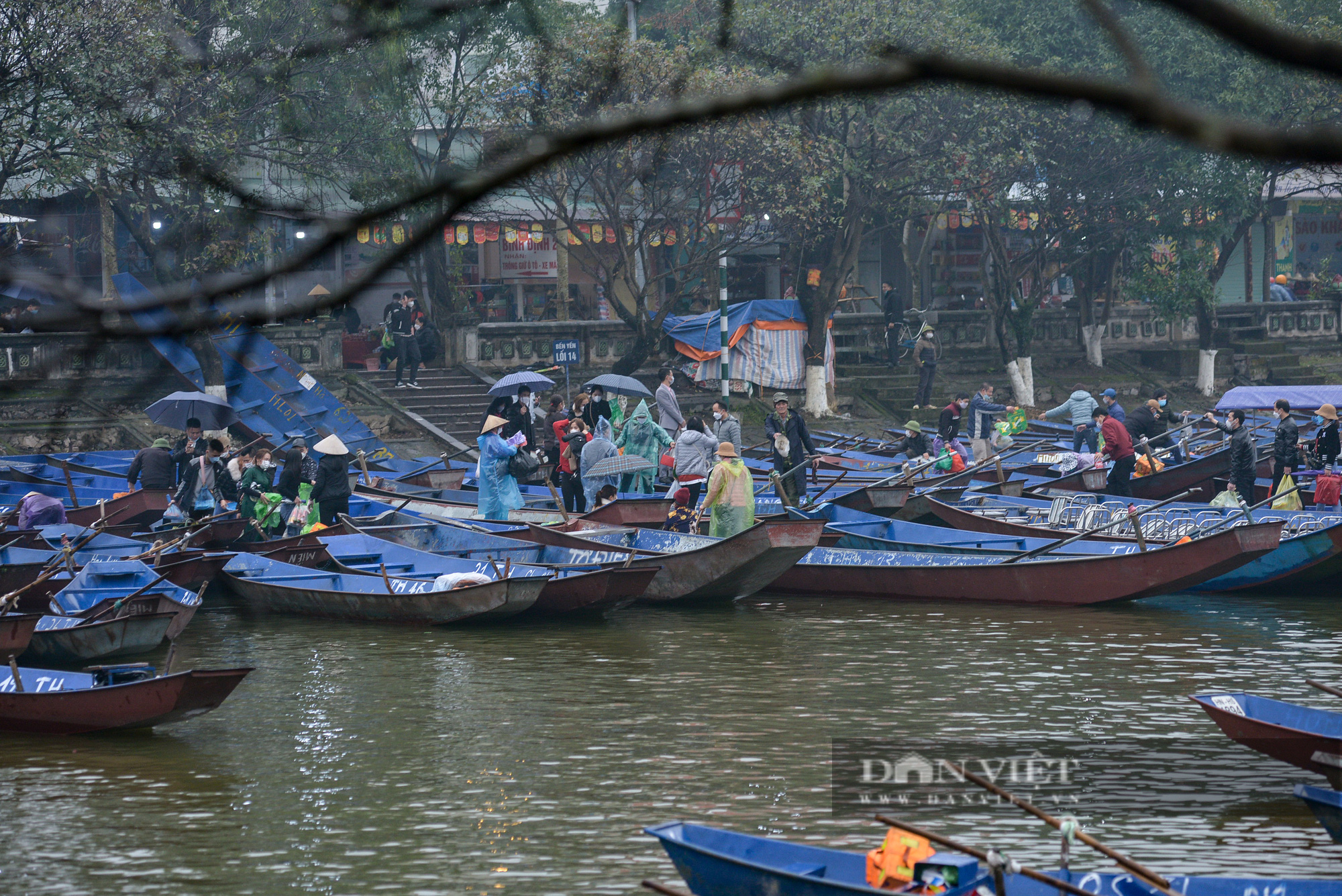 Người dân dậy sớm, đội mưa đi lễ chùa Hương trong ngày chính thức mở cửa - Ảnh 5.