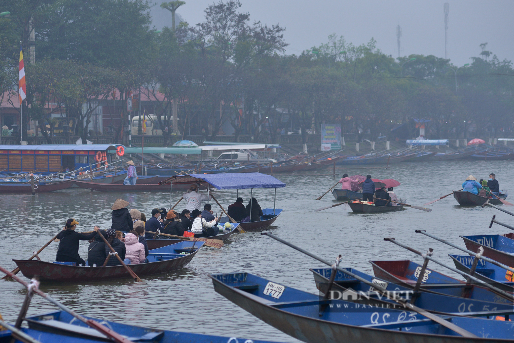 Người dân dậy sớm, đội mưa đi lễ chùa Hương trong ngày chính thức mở cửa - Ảnh 1.