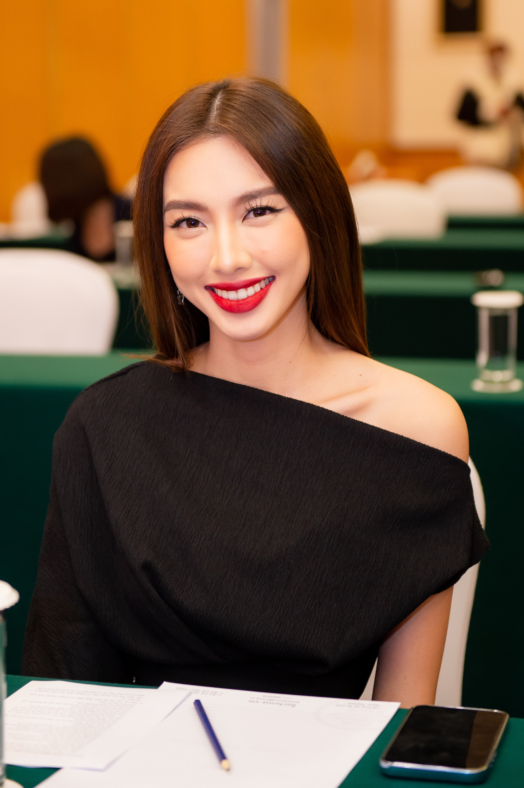 Hoa hậu Nguyễn Thúc Thùy Tiên nói gì khi fan “đẩy thuyền” với Quang Linh Vlogs?
