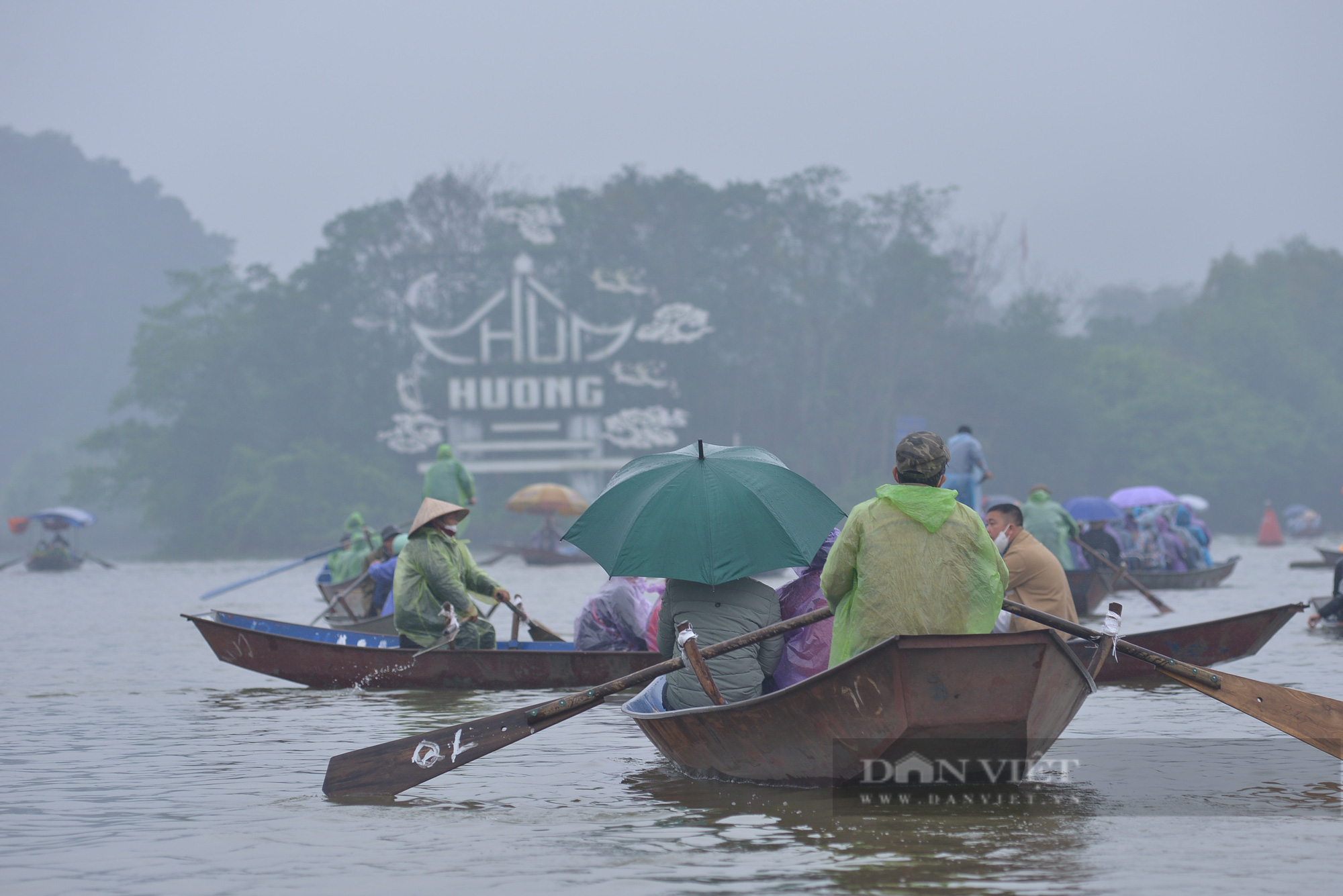 Du khách dậy sớm, đội mưa tới chùa Hương trong ngày đầu chính thức mở cửa  - Ảnh 6.