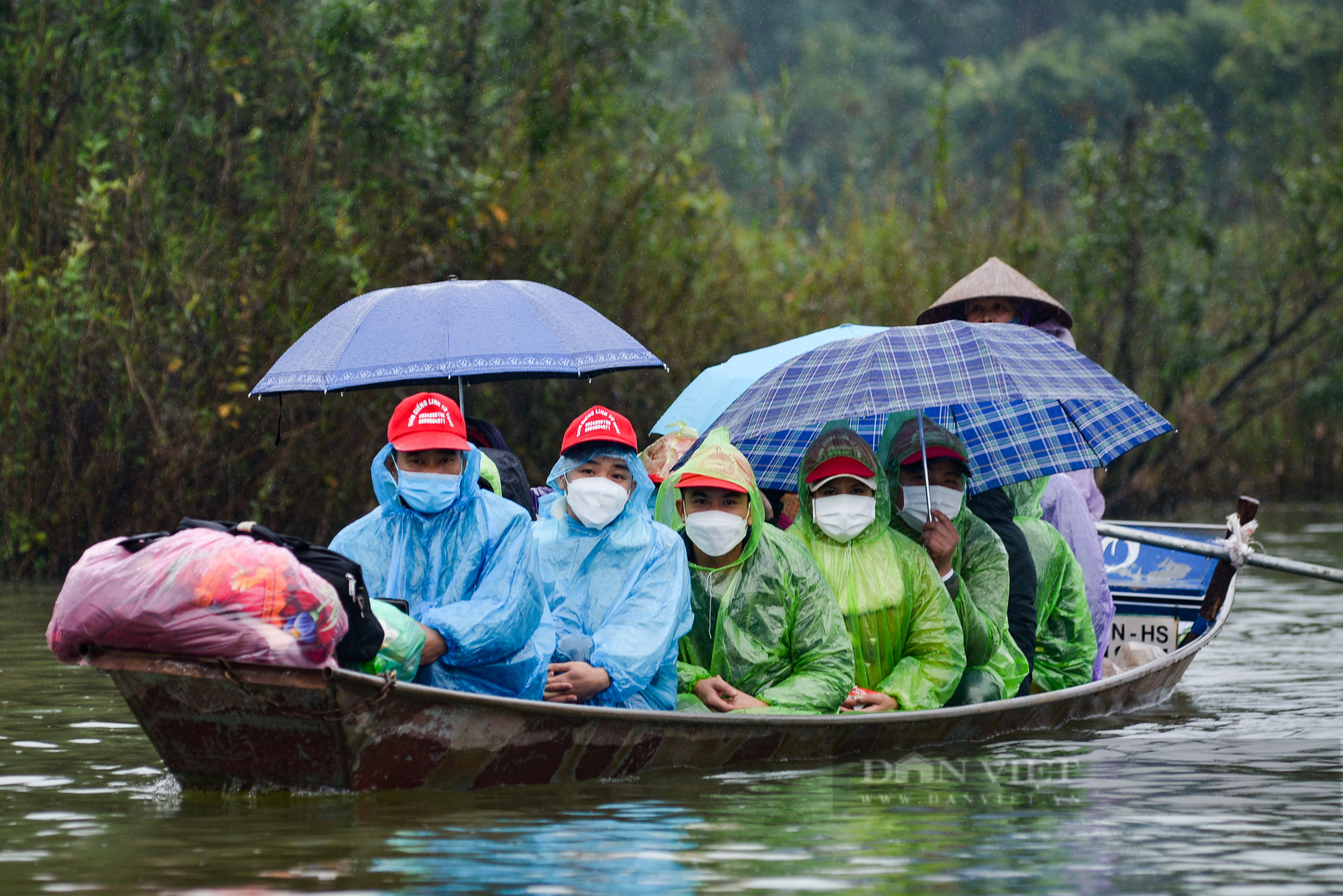 Du khách dậy sớm, đội mưa tới chùa Hương trong ngày đầu chính thức mở cửa  - Ảnh 7.