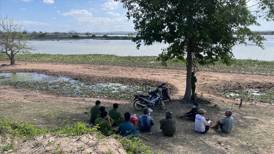 Vớt thi thể 3 nam giới dưới hồ Suối Đá ở Bình Thuận - Ảnh 1.