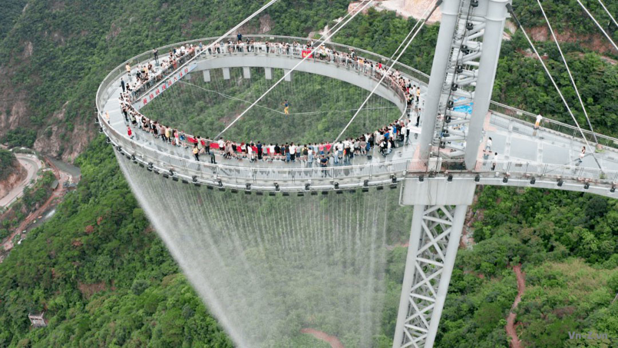 Loạt cây cầu kính ngoạn mục, mới nhìn đã &quot;rụng rời chân tay&quot; trên khắp thế giới - Ảnh 7.