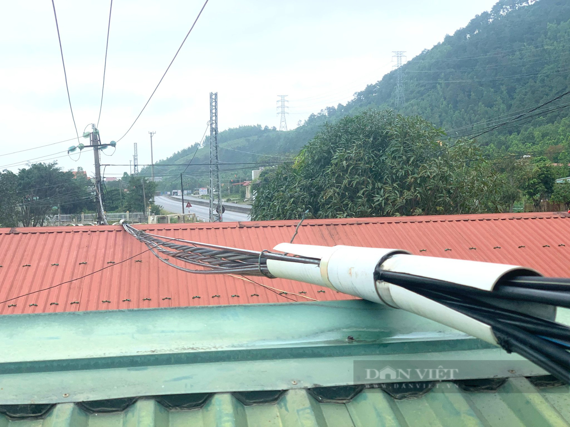 Quảng Bình: Đường dây điện áp sát mái nhà, đe doạ tính mạng người dân - Ảnh 1.