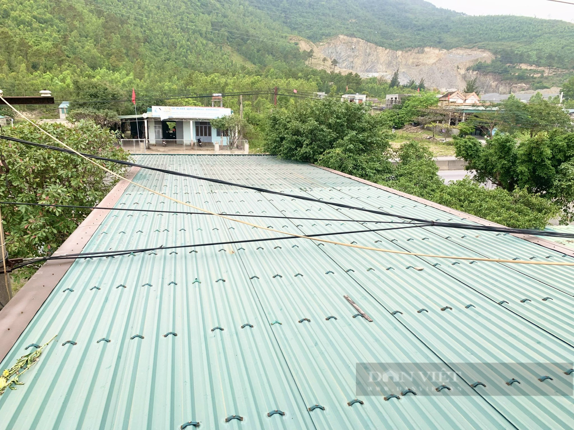 Quảng Bình: Đường dây điện áp sát mái nhà, đe doạ tính mạng người dân - Ảnh 5.