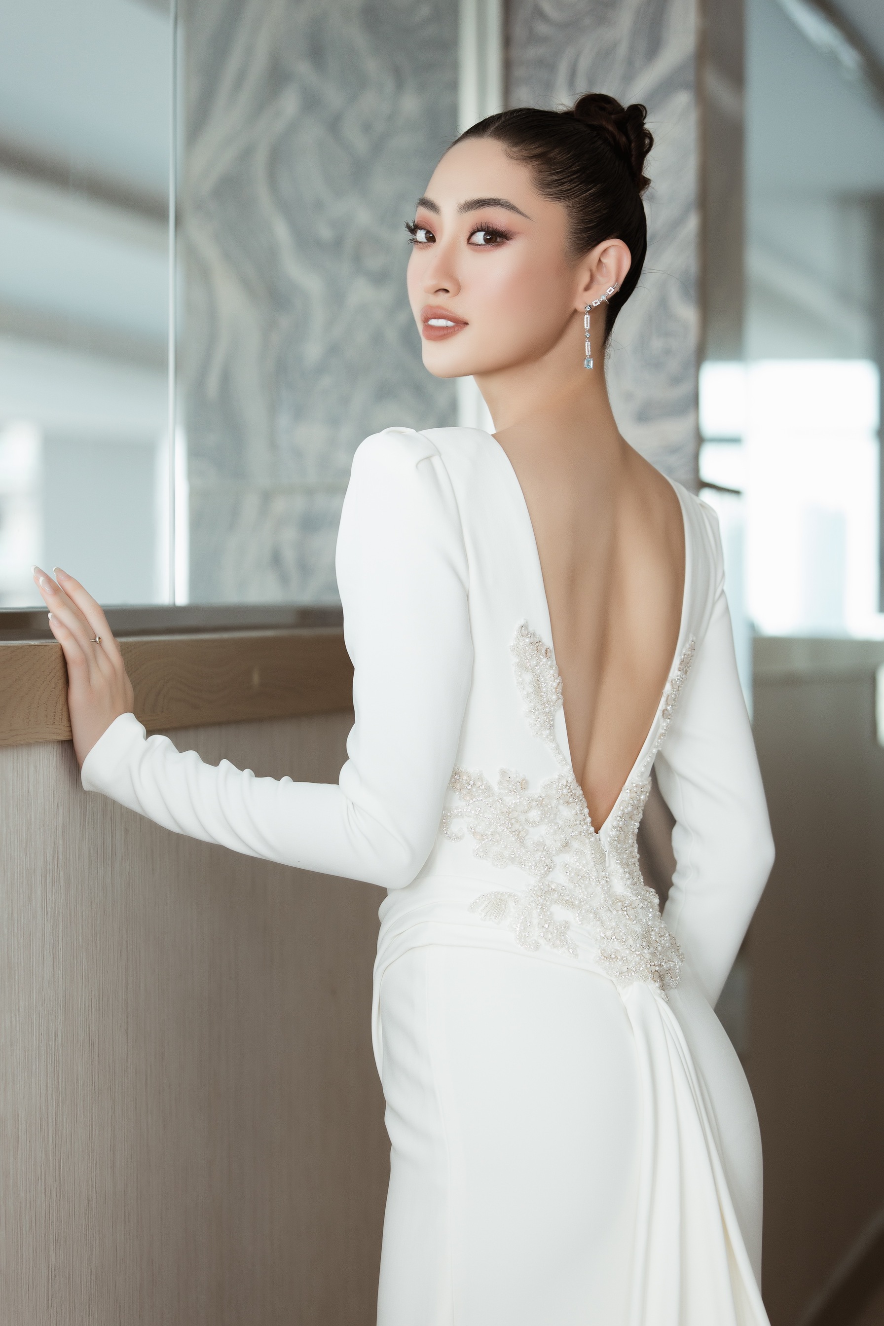 Hoa hậu Lương Thùy Linh quyến rũ hút ánh nhìn khi diện váy cưới hậu Valentine - Ảnh 4.