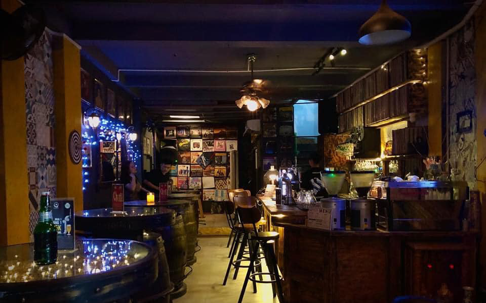 Quán cà phê - pub hiện đại chứa bộ sưu tập đĩa than cổ khổng lồ