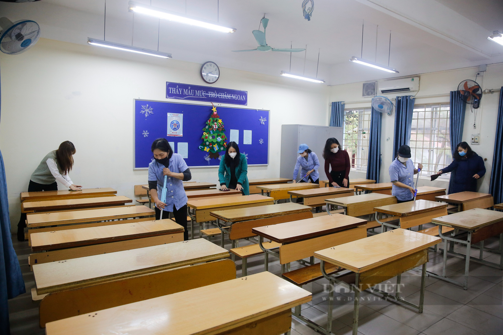 Các trường tiểu học nội thành Hà Nội gấp rút chuẩn bị đón học sinh trở lại - Ảnh 1.