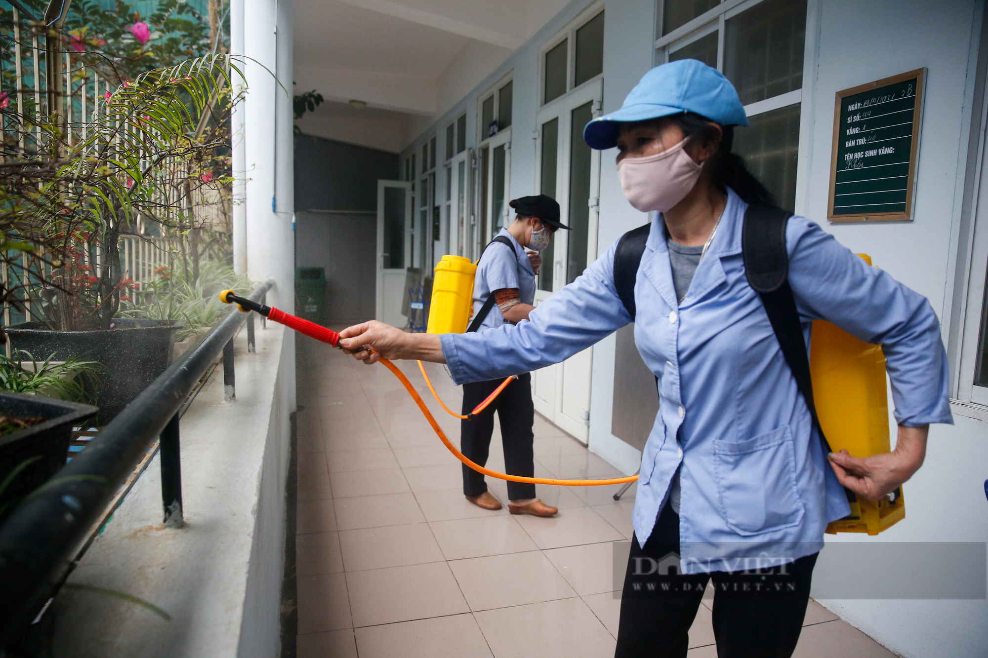 Các trường tiểu học nội thành Hà Nội gấp rút chuẩn bị đón học sinh trở lại - Ảnh 2.
