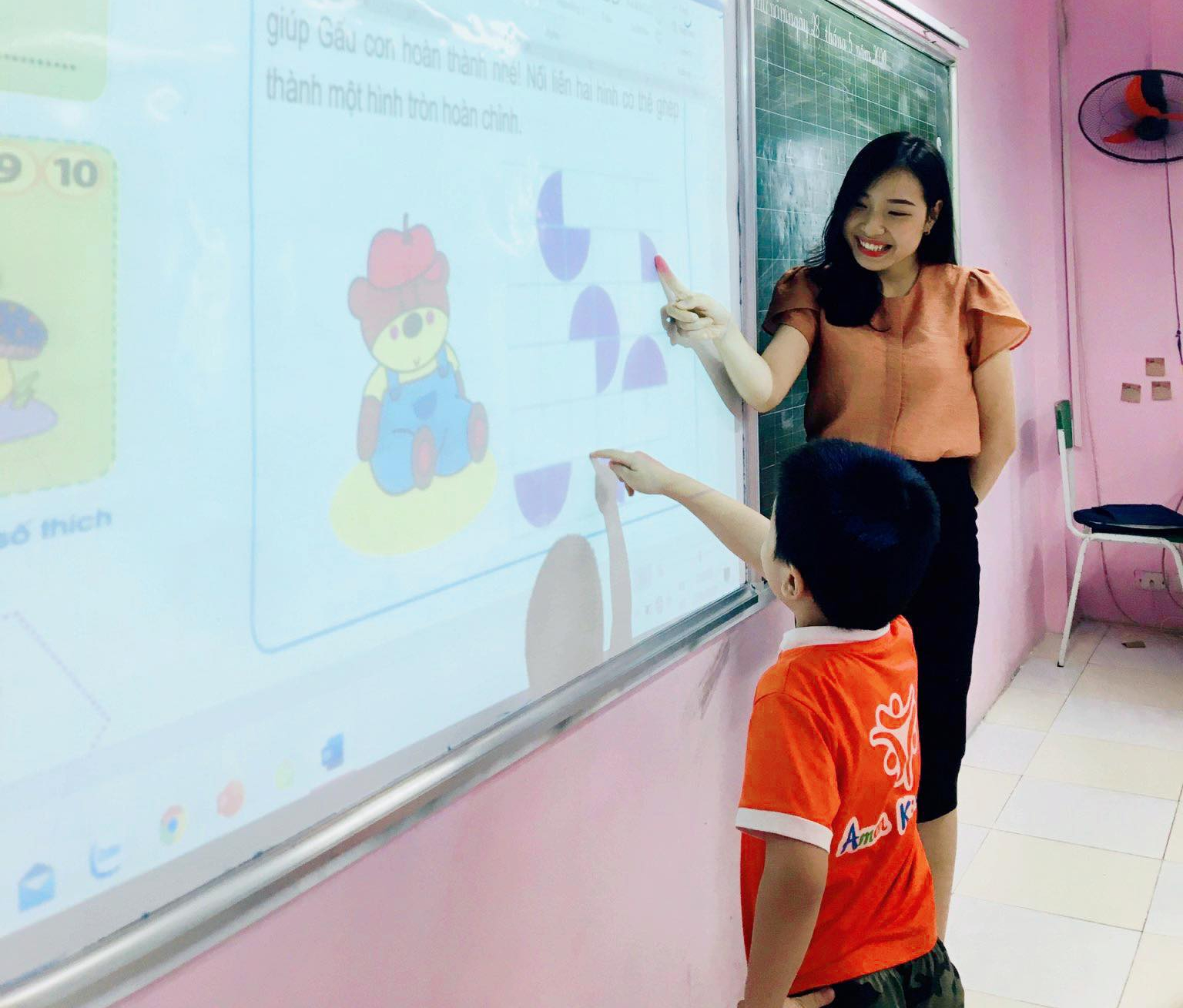 Cô giáo lớp 1 &quot;hot&quot; nhất Hà Nội: Xinh đẹp, ngọt ngào, mang hạnh phúc cho phụ huynh và học sinh - Ảnh 2.