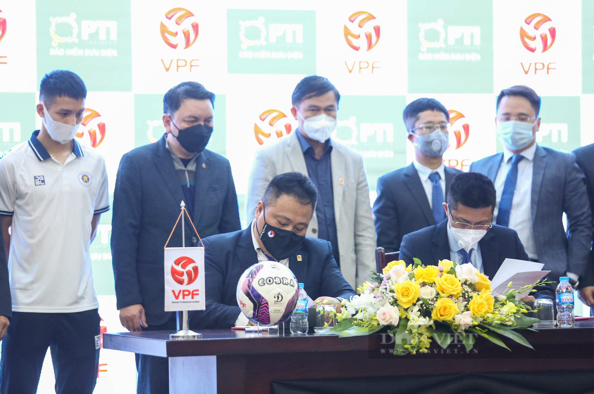 Hơn 400 cầu thủ chuyên nghiệp Việt Nam được hỗ trợ 9 tỷ đồng tiền bảo hiểm - Ảnh 1.