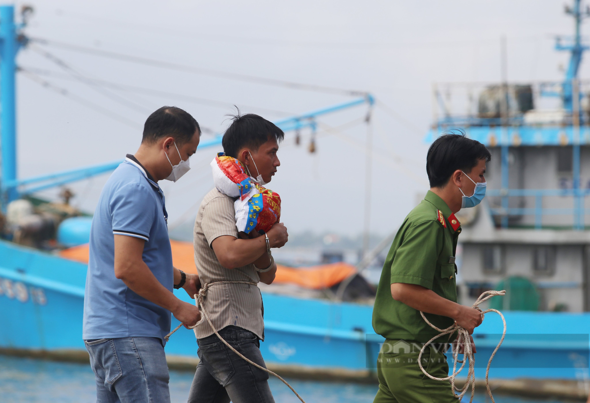 Quảng Nam: Tạm giữ hình sự người cha ném con ruột xuống sông - Ảnh 2.