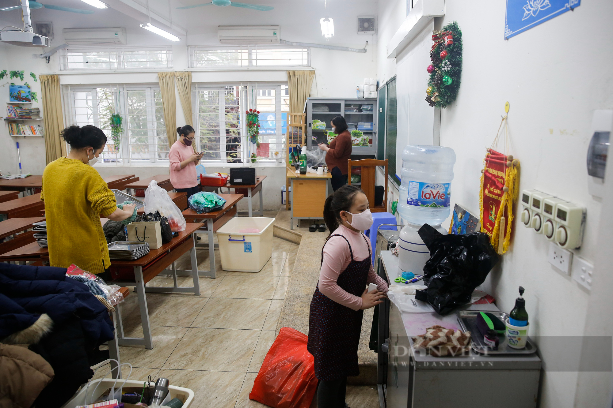 Các trường tiểu học nội thành Hà Nội gấp rút chuẩn bị đón học sinh trở lại - Ảnh 7.