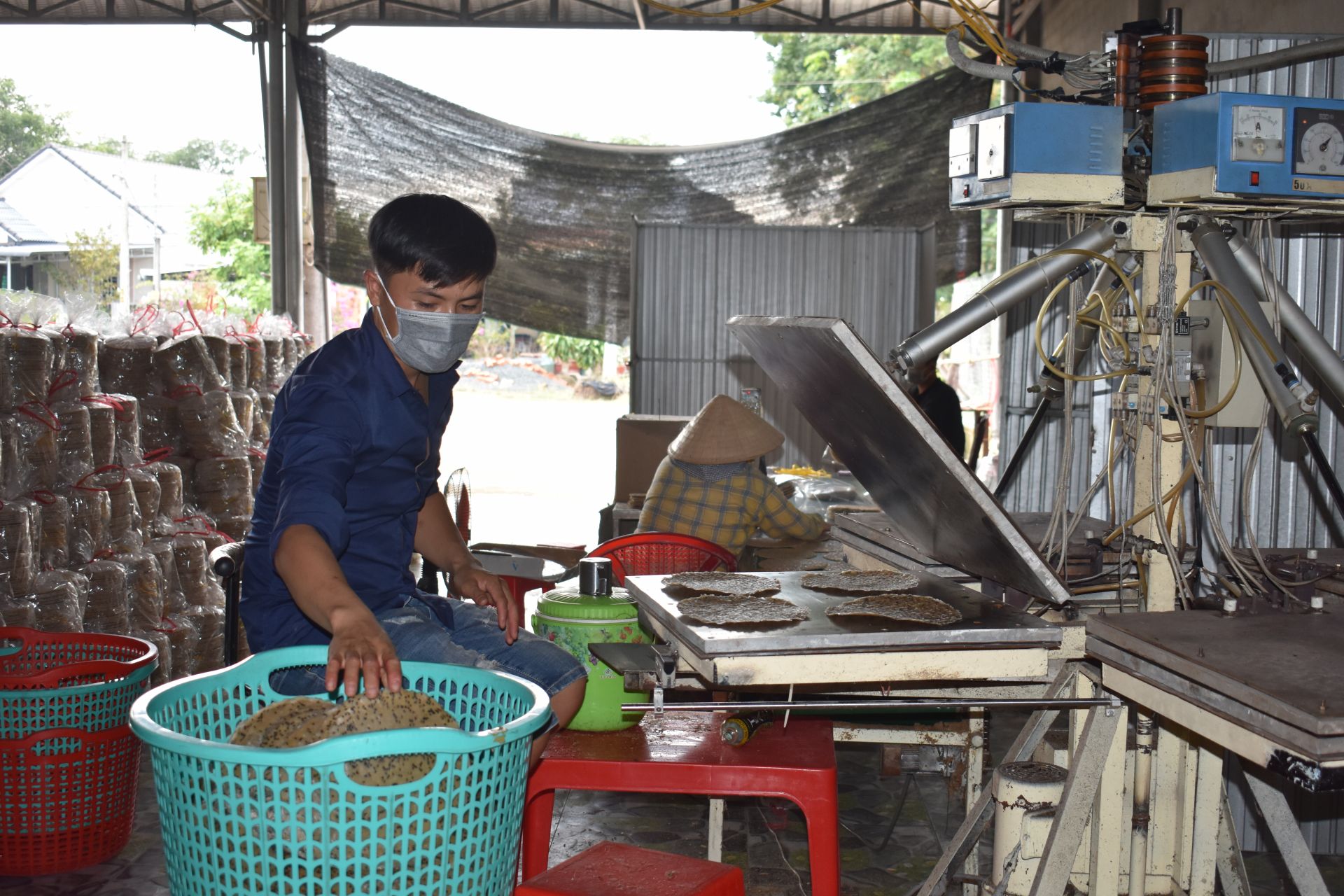 Cả làng phục lăn anh nông dân Tây Ninh không bằng cấp sáng chế ra máy nướng bánh đa thơm lừng - Ảnh 1.