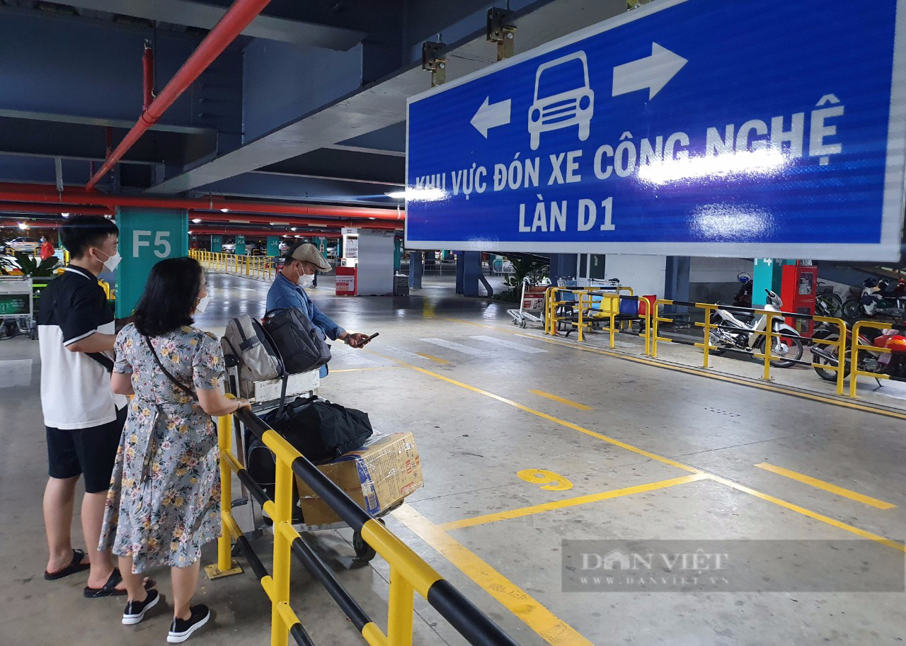 Sân bay Tân Sơn Nhất có thêm làn xe công nghệ, 5 phút có xe, nhân viên vác cả hành lý cho khách - Ảnh 1.