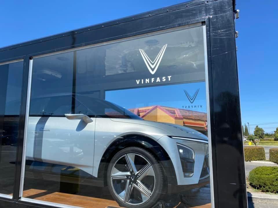 VinFast VF7 lần đầu xuất hiện trên phố thu hút mọi ánh nhìn - Ảnh 2.