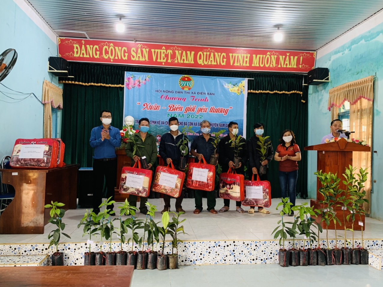 Quảng Nam: Hội Nông dân Điện Bàn mang Xuân yêu thương đến với xã biên giới Đắc Pre  - Ảnh 5.