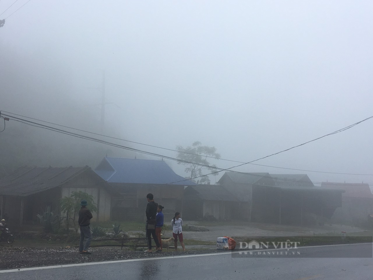  Sơn La: Mưa lớn kèm theo gió bấc, sương mù dày đặc, người dân co ro trong giá rét - Ảnh 6.