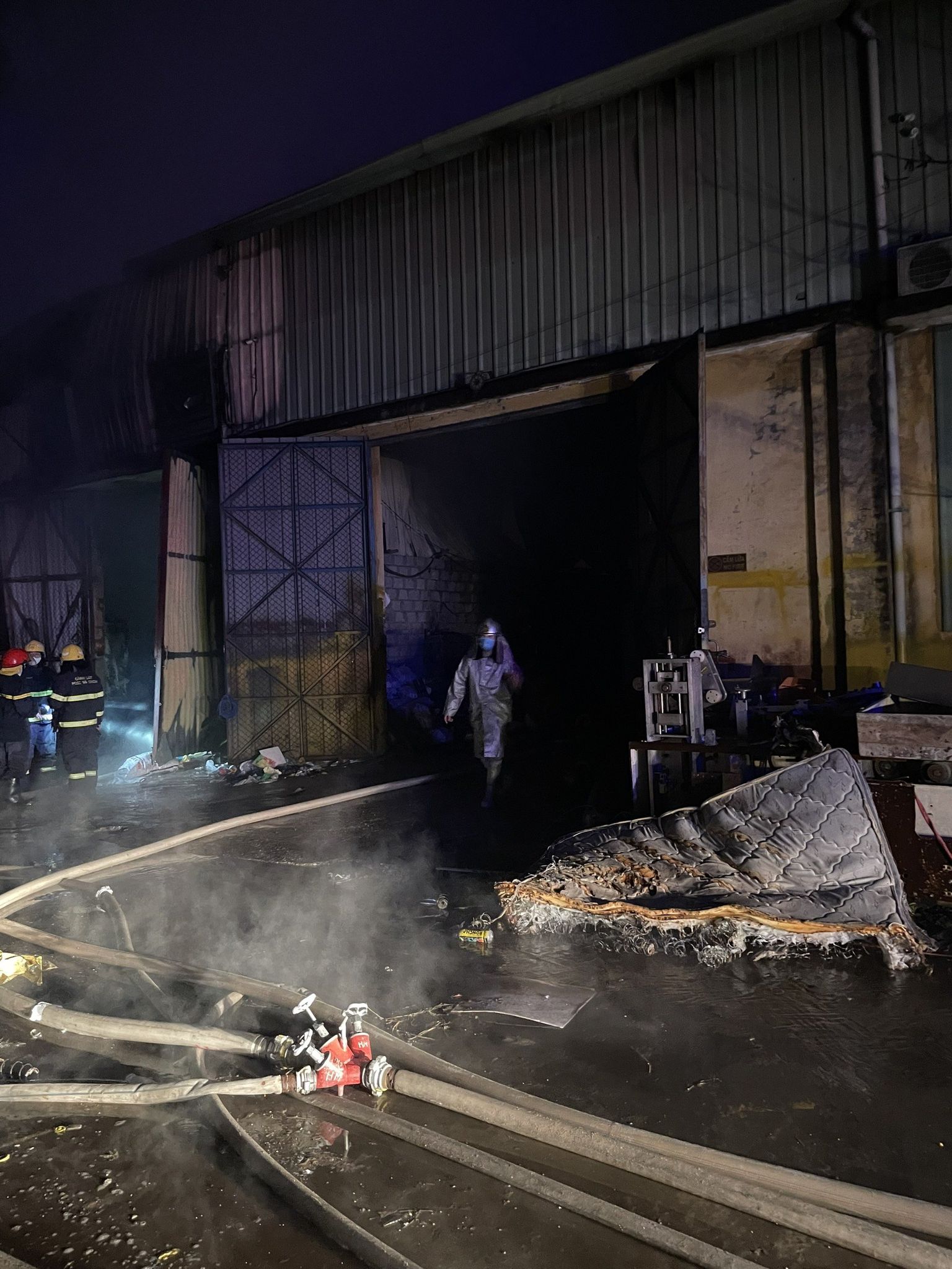 Ô tô cháy trơ khung trong vụ cháy kho hàng giữa đêm ở Hà Nội - Ảnh 2.