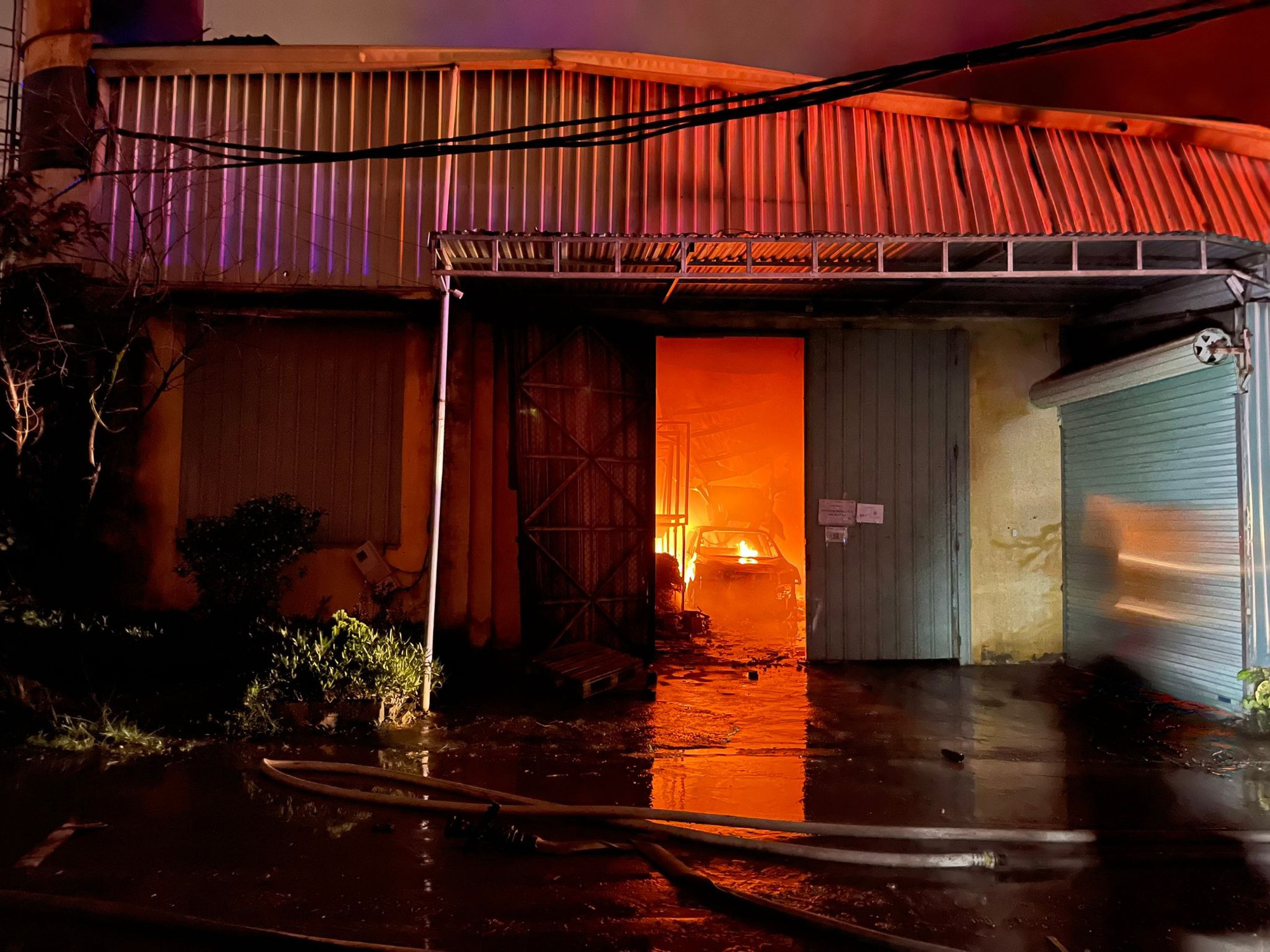 Ô tô cháy trơ khung trong vụ cháy kho hàng giữa đêm ở Hà Nội - Ảnh 1.