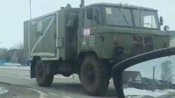 Bí ẩn ký hiệu lạ được sơn trên xe tăng Nga đóng ở biên giới Ukraine - Ảnh 1.