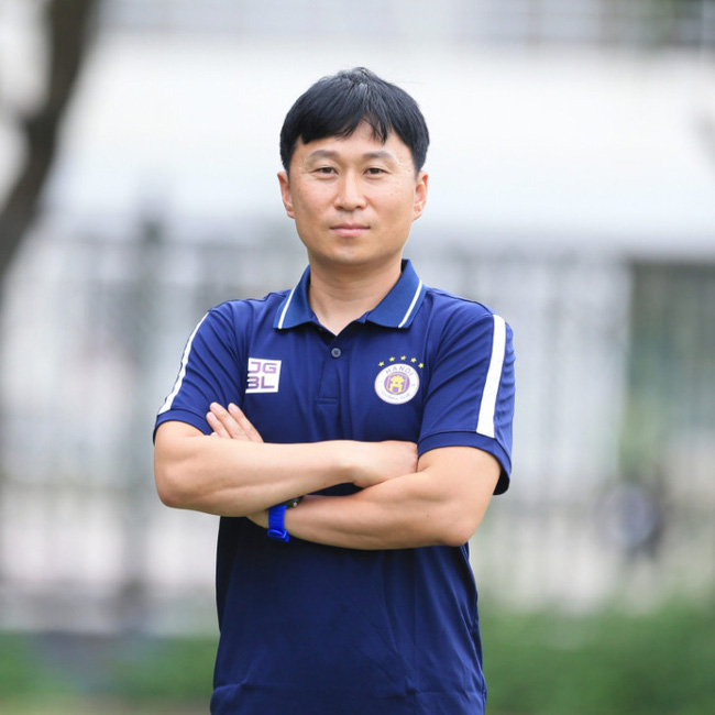 HLV Hàn Quốc Chun Jae Ho băn khoăn chọn lối chơi cho Hà Nội FC - Ảnh 1.