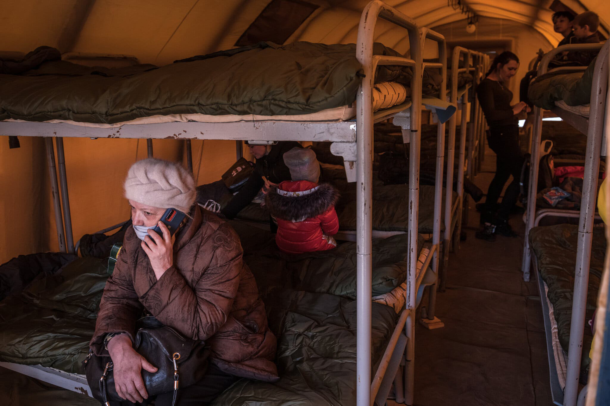 Khủng hoảng Ukraine: Hàng nghìn người chạy trốn, lo sợ bị tấn công - Ảnh 2.
