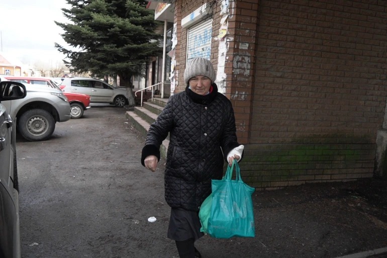 Ớn lạnh cuộc sống trong làn đạn pháo ở miền Đông Ukraine - Ảnh 2.