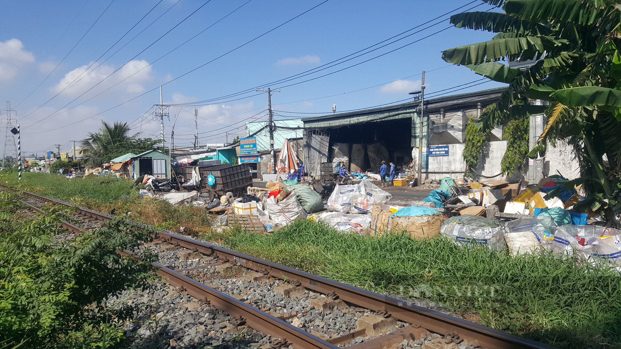 TP.HCM: Hành lang an toàn đường sắt bị bủa vây bởi rác thải - Ảnh 3.