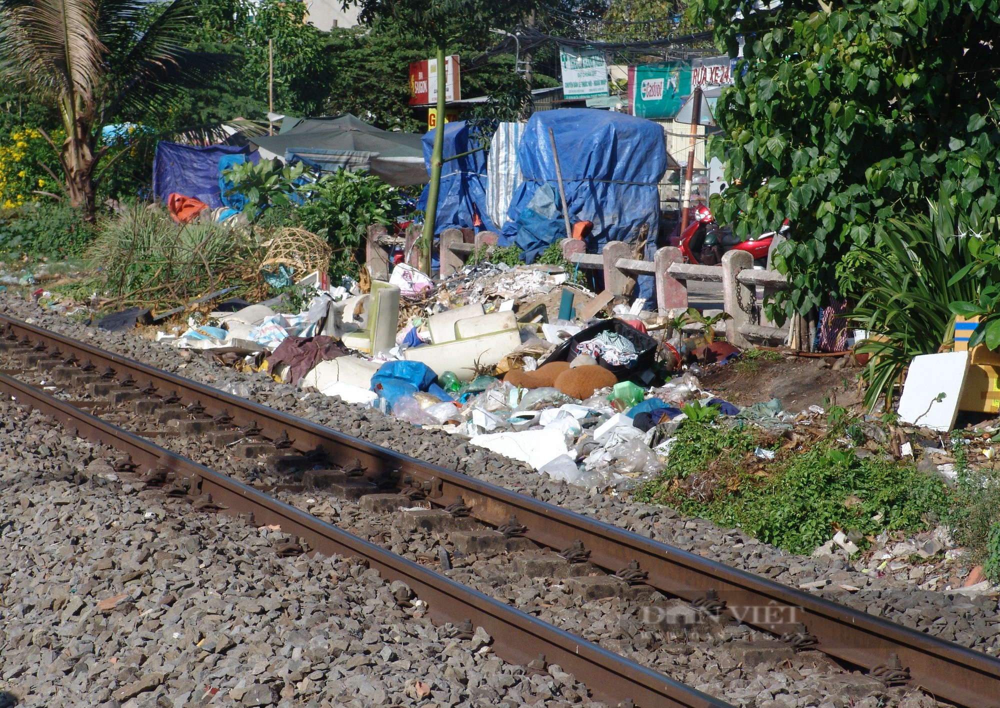 TP.HCM: Hành lang an toàn đường sắt bị bủa vây bởi rác thải - Ảnh 2.
