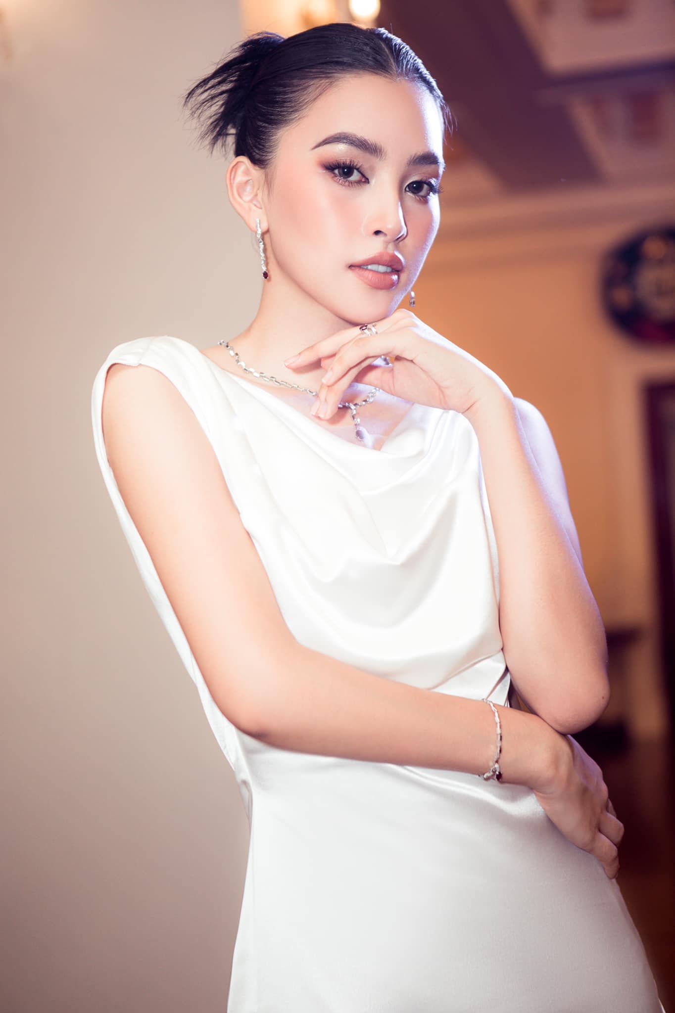 Hoa hậu Trần Tiểu Vy mắc Covid-19 khiến fan lo lắng - Ảnh 1.