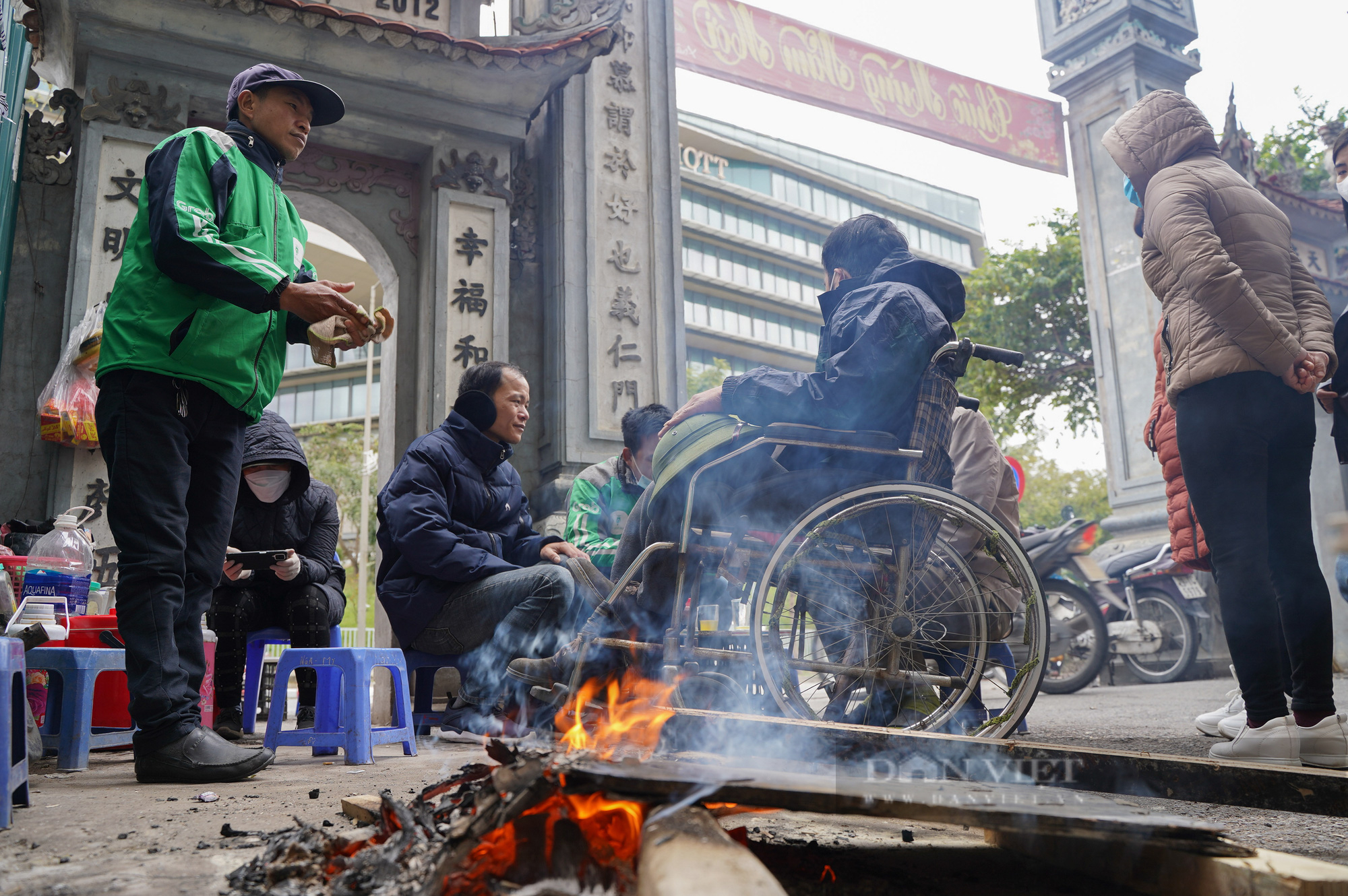 Cận cảnh &quot;tuyệt chiêu&quot; sưởi ấm của lao động tự do trên vỉa hè Hà Nội - Ảnh 1.