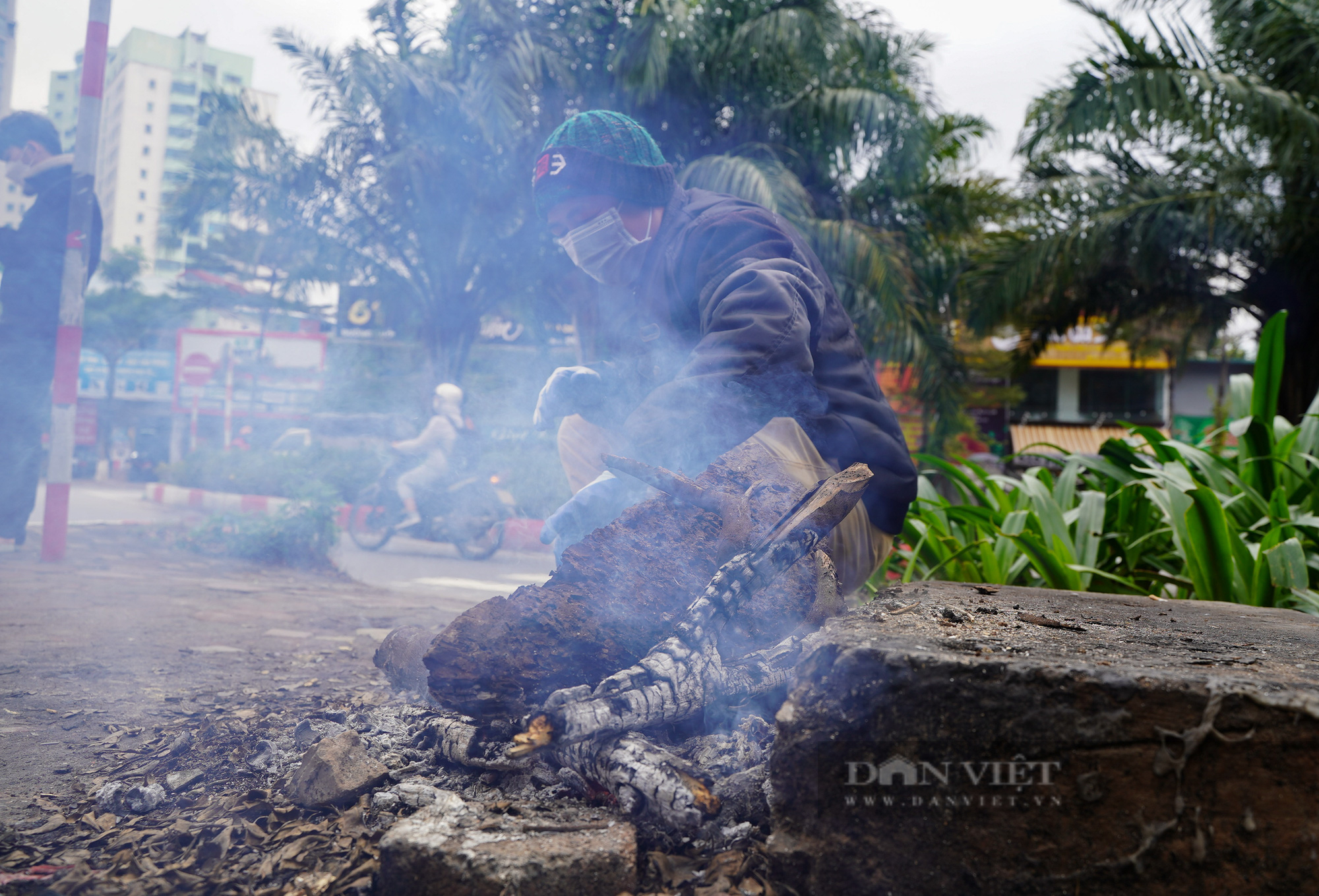 Cận cảnh &quot;tuyệt chiêu&quot; sưởi ấm của lao động tự do trên vỉa hè Hà Nội - Ảnh 10.