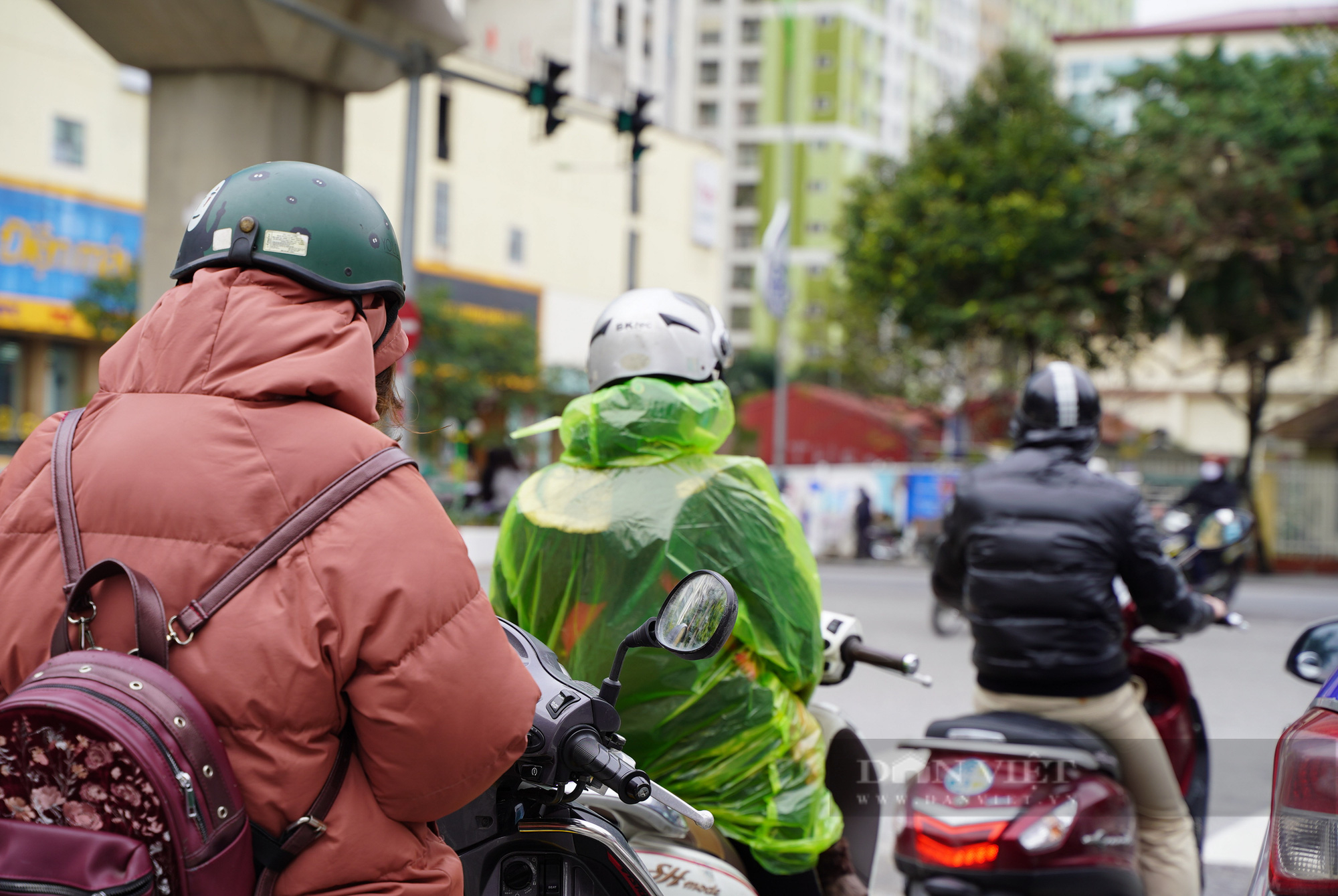 Cận cảnh &quot;tuyệt chiêu&quot; sưởi ấm của lao động tự do trên vỉa hè Hà Nội - Ảnh 13.