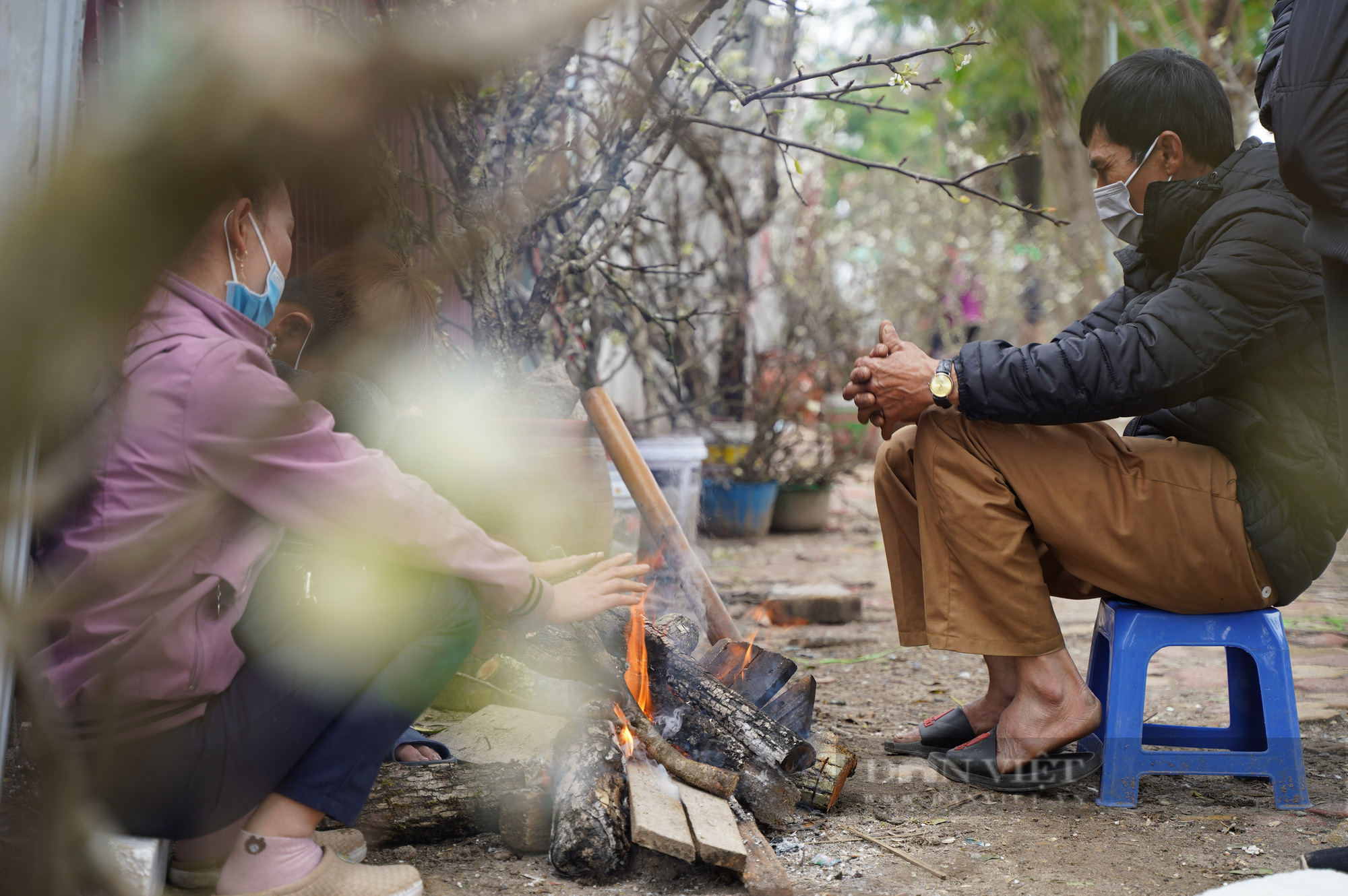 Cận cảnh &quot;tuyệt chiêu&quot; sưởi ấm của lao động tự do trên vỉa hè Hà Nội - Ảnh 5.