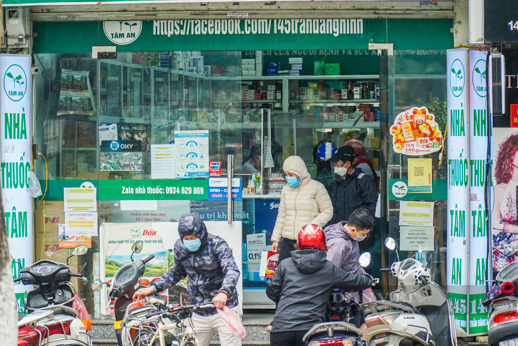 Các hiệu thuốc tại Hà Nội hoạt động hết công suất vì số F0 tăng cao - Ảnh 1.