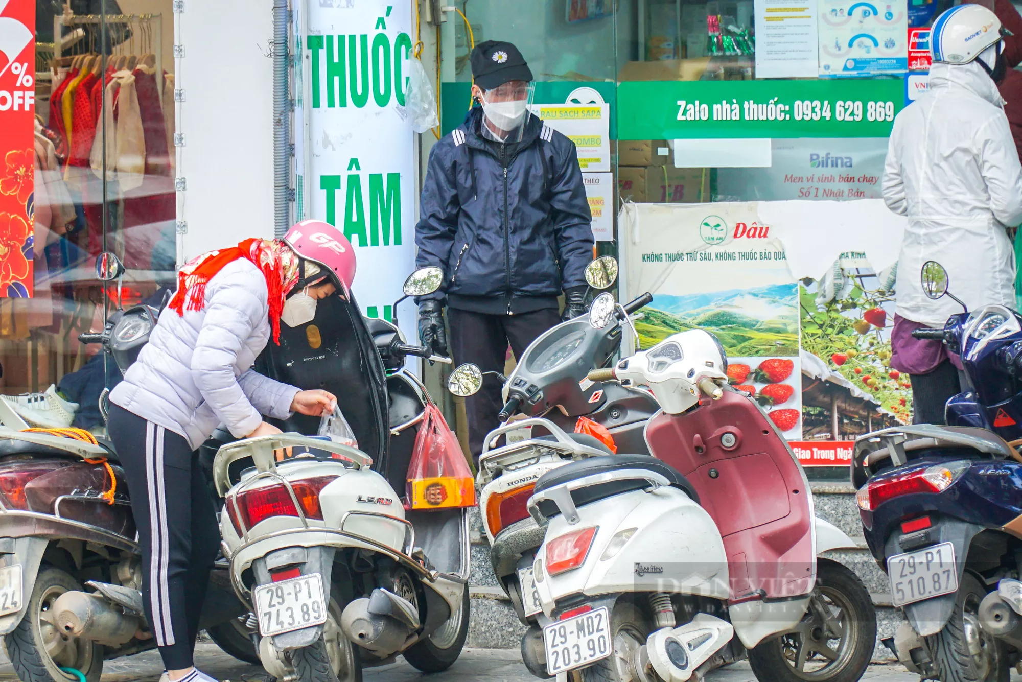 Các hiệu thuốc tại Hà Nội hoạt động hết công suất vì số F0 tăng cao - Ảnh 10.