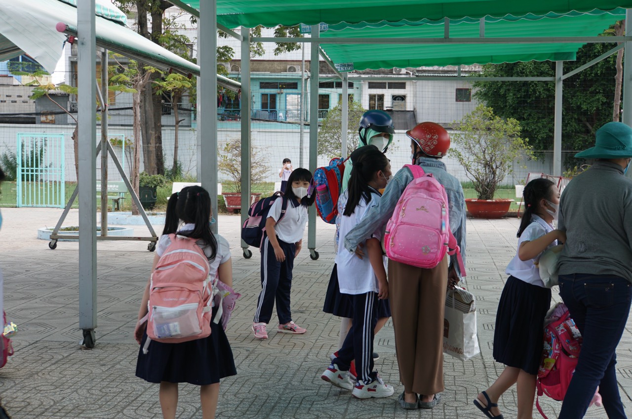 F0 tăng nhiều trong trường học, phụ huynh &quot;đau đầu&quot; thiết lập kịch bản cũ - Ảnh 2.