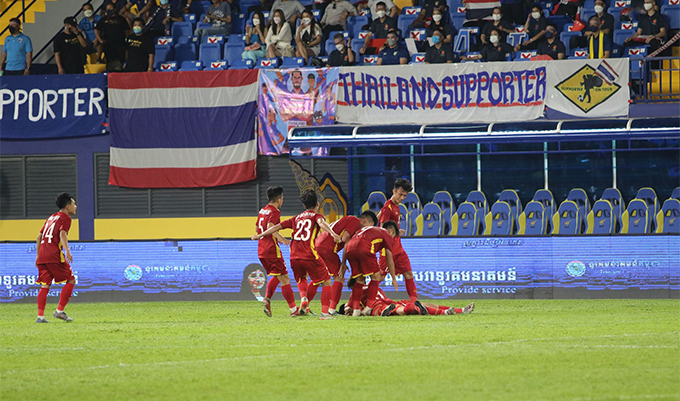 Đội nhà thắng U23 Thái Lan, CĐV Việt Nam mừng lo lẫn lộn - Ảnh 1.