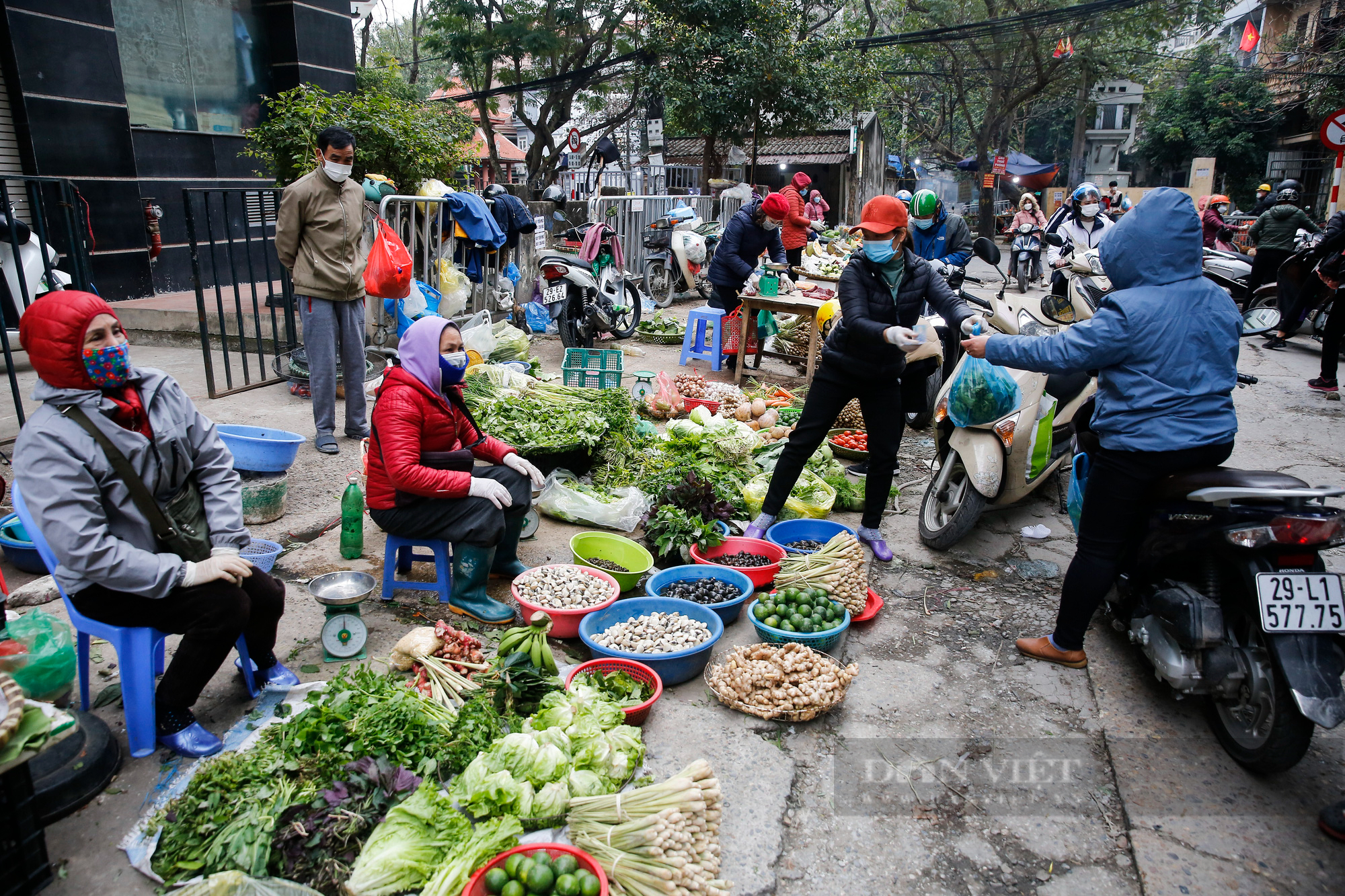 Tiểu thương ồ ạt nhập hương liệu xông hỗ trợ điều trị Covid-19 về bán tại các chợ Hà Nội - Ảnh 1.