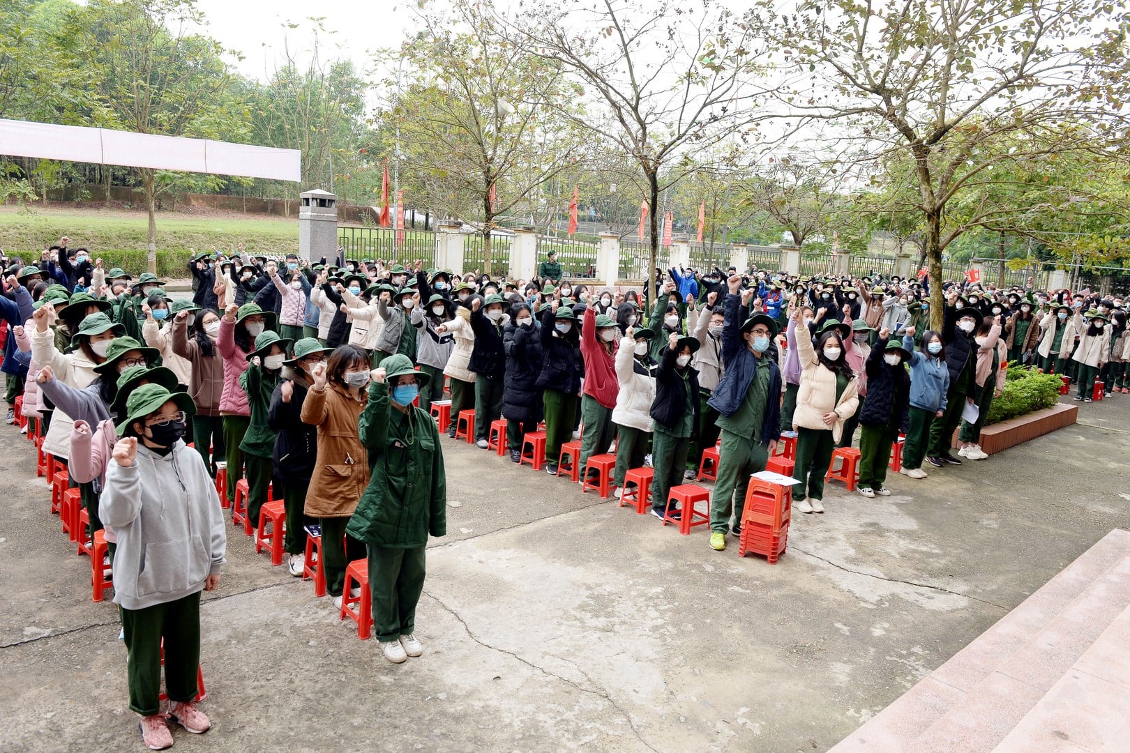 Sinh viên ĐH Kinh tế Quốc dân kêu cứu vì học quốc phòng tăng F0, tắm nước lạnh: Nhà trường nói gì? - Ảnh 1.