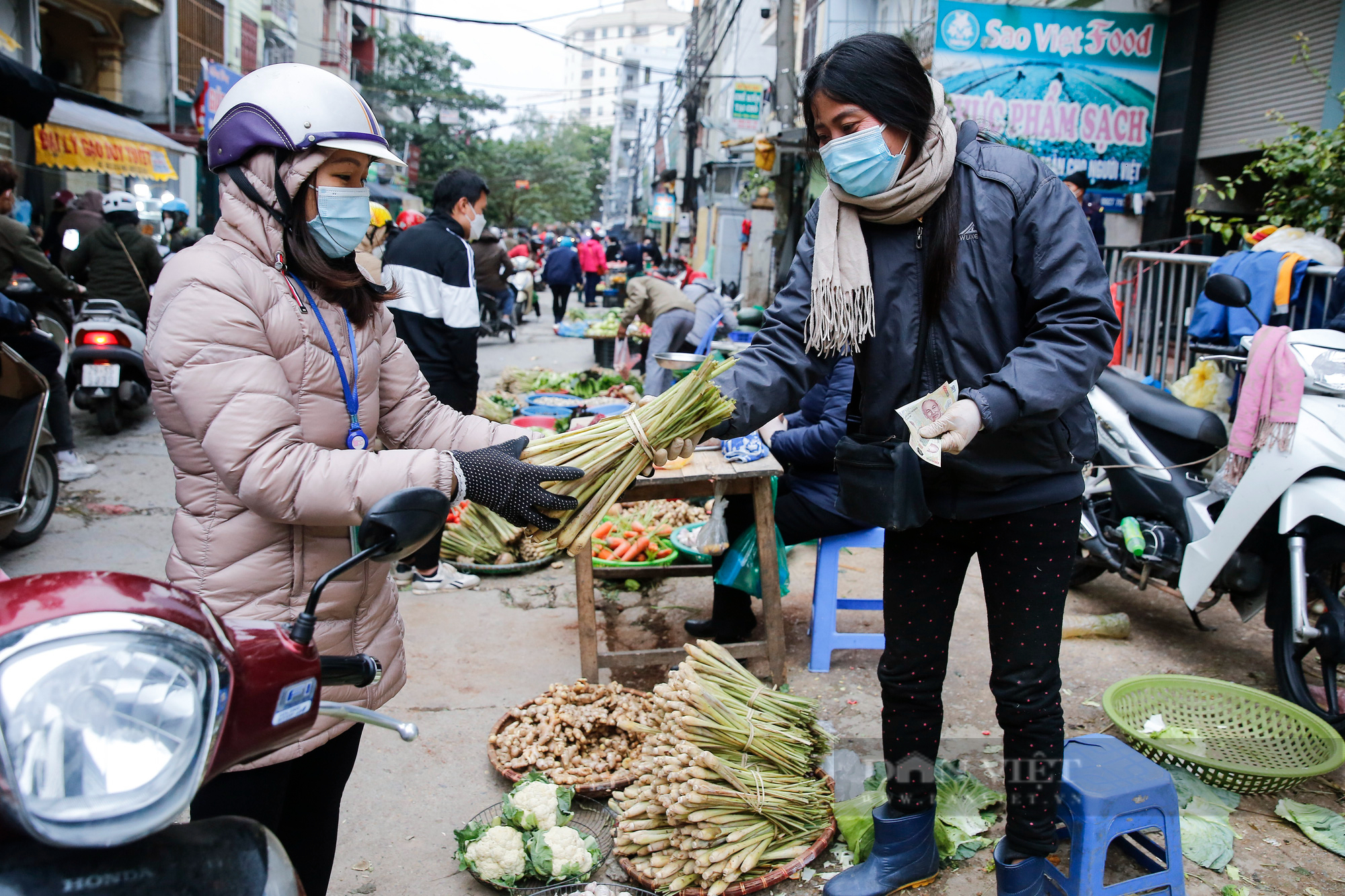 Tiểu thương ồ ạt nhập hương liệu xông hỗ trợ điều trị Covid-19 về bán tại các chợ Hà Nội - Ảnh 4.