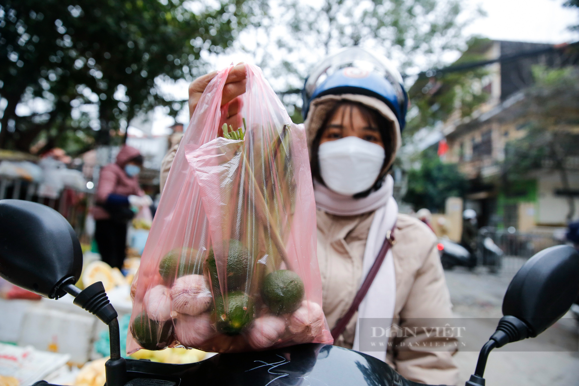 Tiểu thương ồ ạt nhập hương liệu xông hỗ trợ điều trị Covid-19 về bán tại các chợ Hà Nội - Ảnh 5.