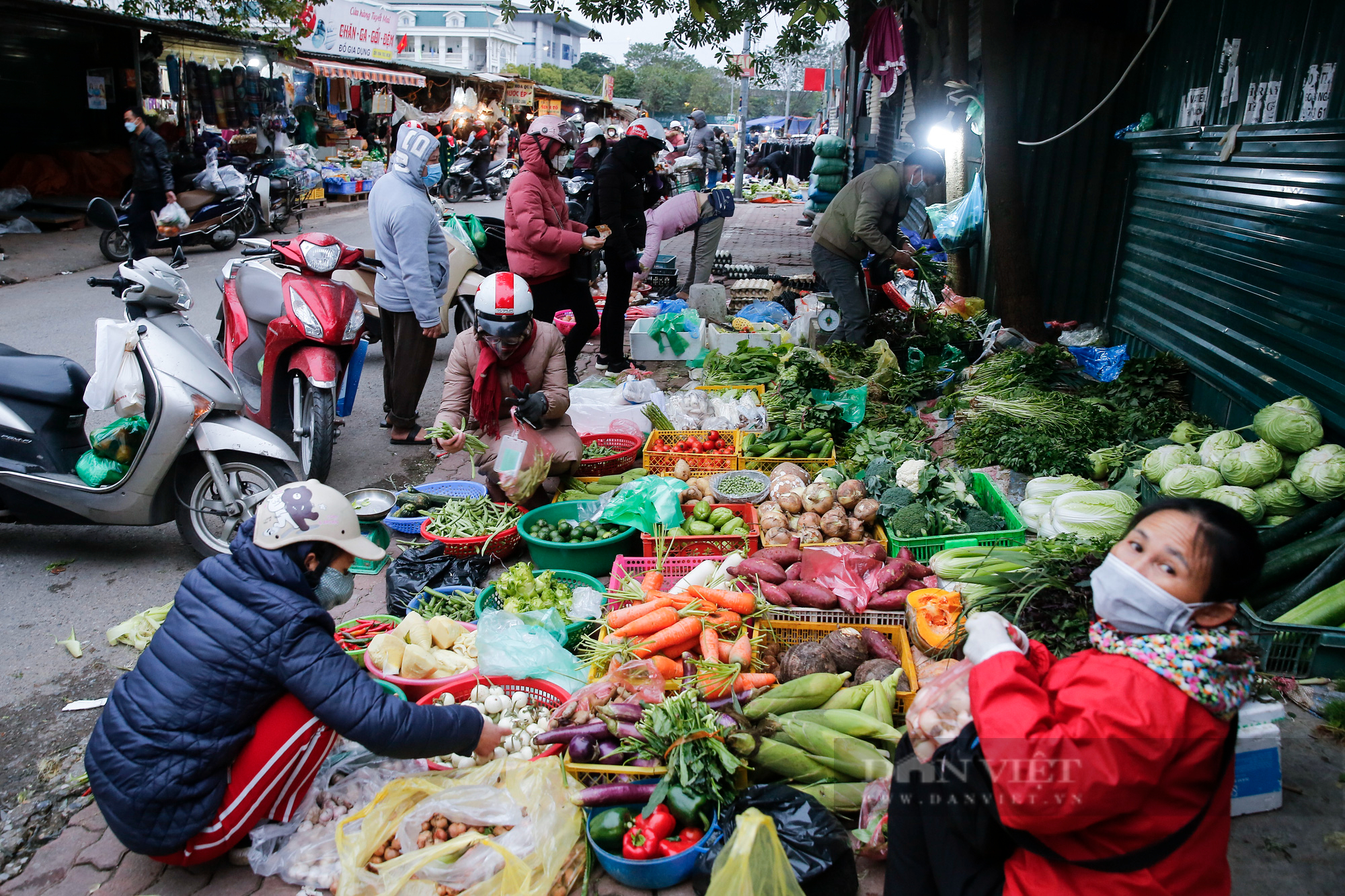 Tiểu thương ồ ạt nhập hương liệu xông hỗ trợ điều trị Covid-19 về bán tại các chợ Hà Nội - Ảnh 8.