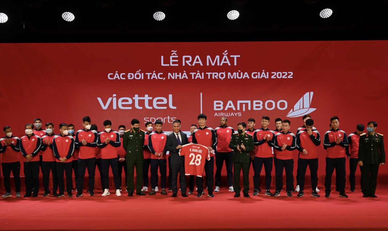 Bamboo Airways là nhà vận chuyển chính thức của CLB bóng đá Viettel mùa giải 2022 - Ảnh 1.