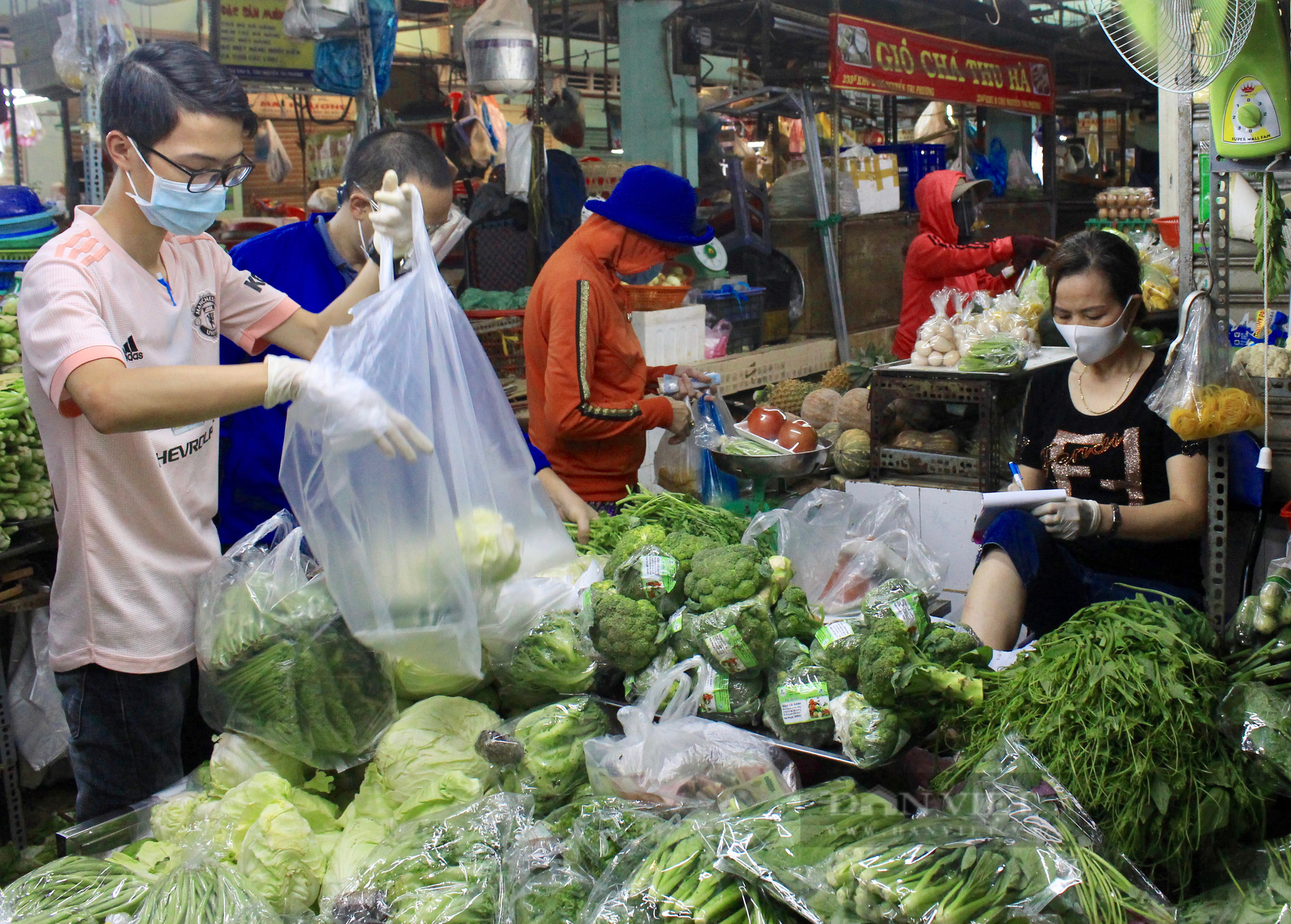 Giá hủ tiếu, bún riêu, rau củ tăng theo giá xăng - Ảnh 1.