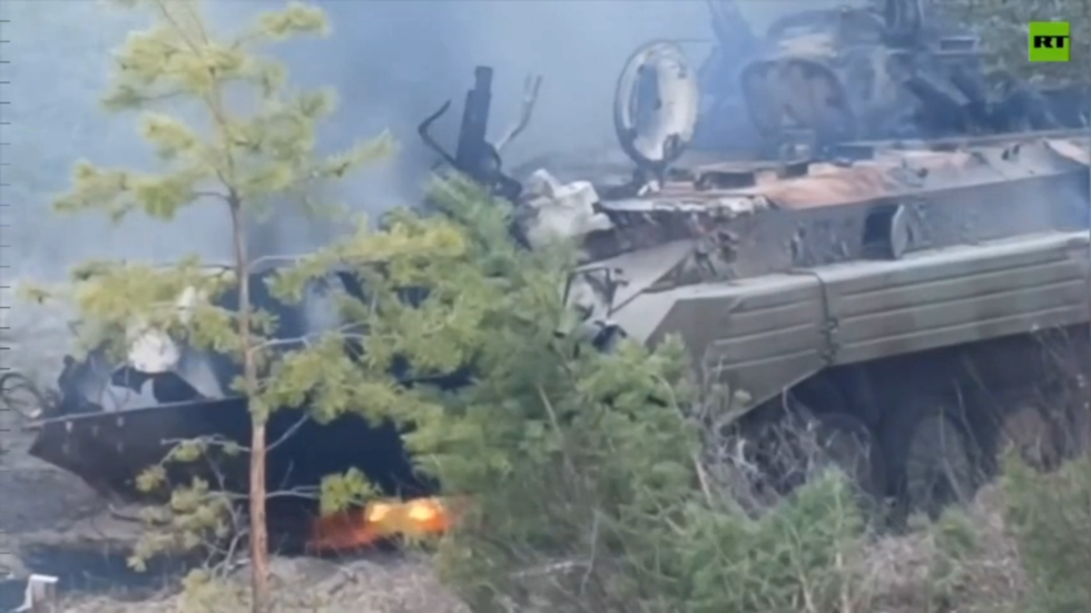 Nga tung video bắn cháy 2 thiết giáp Ukraine xâm nhập lãnh thổ - Ảnh 1.